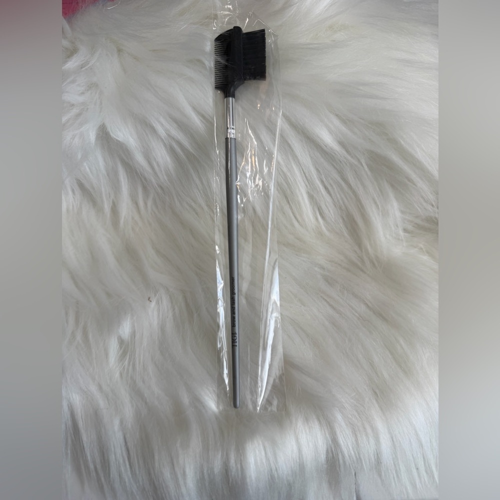 💜3/$15 TIGI Brow  Comb